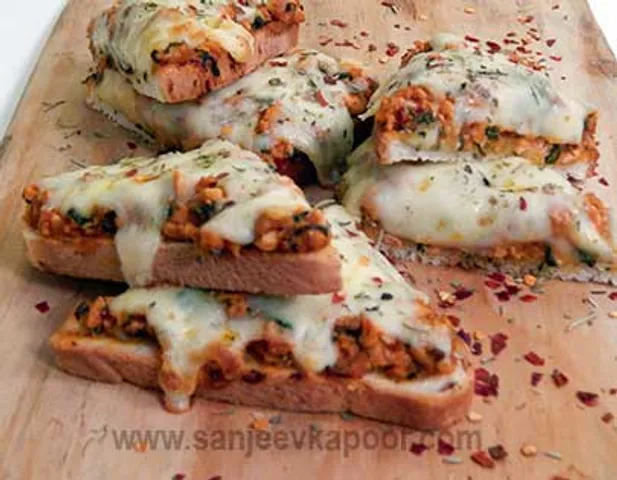 Chicken and Spinach Bread Pizza