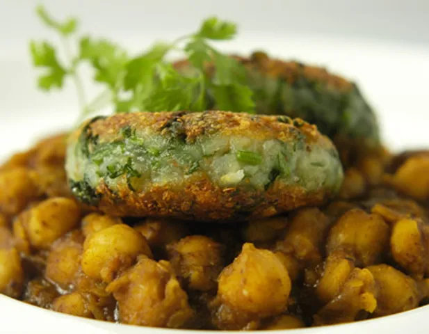 Hariyali Tikki With Imli Chole