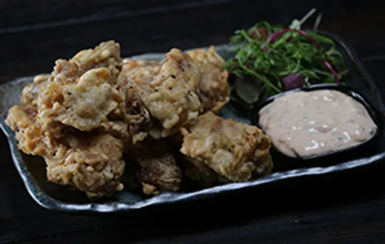 Crispy Chicken Wings with Cheesy Dip