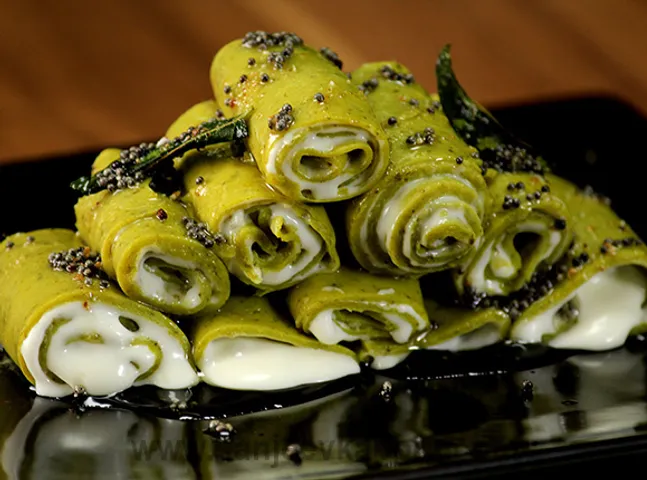 Cheesy Spinach Khandvi