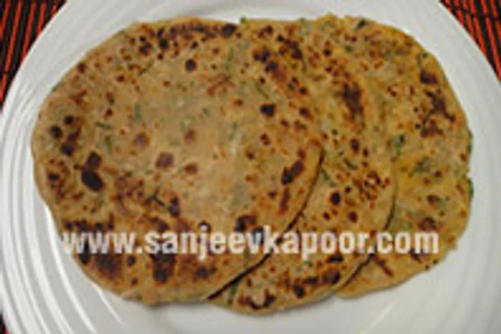 Hare Pyaaz aur Aloo ka Parantha