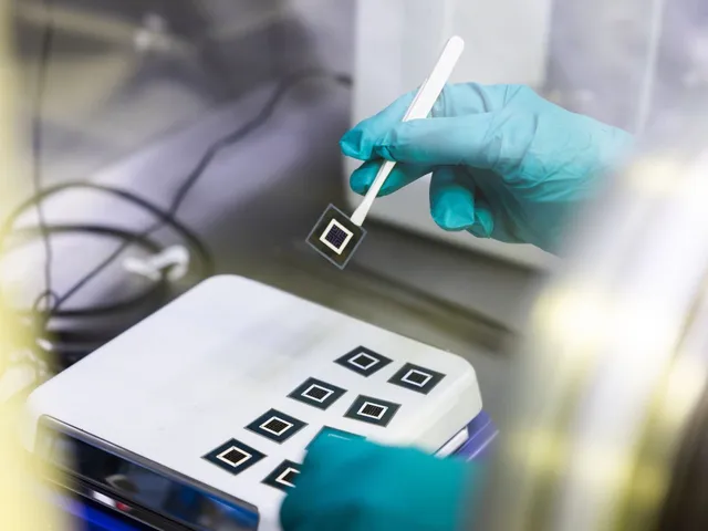 Perovskite Silicon Tandem Solar Cells