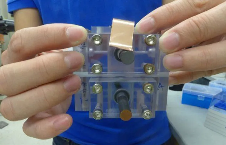 This solar-charged battery directly stores energy from sunlight in a tank