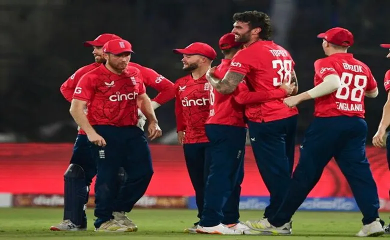 फेल हुई बाबर-रिजवान की जोड़ी, इंग्लैंड ने पाकिस्तान को तीसरे टी-20 में 63 रनों से हराकर सीरीज में बनाई बढ़त