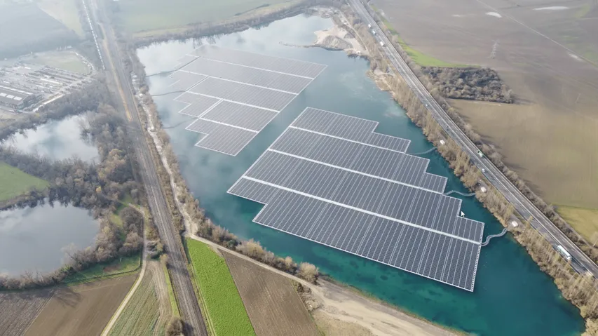 The project repurposed a gravel pit, generating 21,750 MWh annually, powering 7,250 homes, and avoiding 1,392 tonns of CO2 emissions.