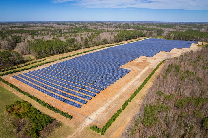 The Hallanvahti solar plant will generate 140 GWh annually, powering 18,000 homes and cutting 29,300 tons of CO₂ emissions.