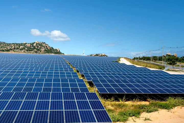 Highway 20 Solar was set for completion by Q2 2025, while Deep Lake aimed to serve subscribers by late 2026, generating 17,300 MWh annually. 
