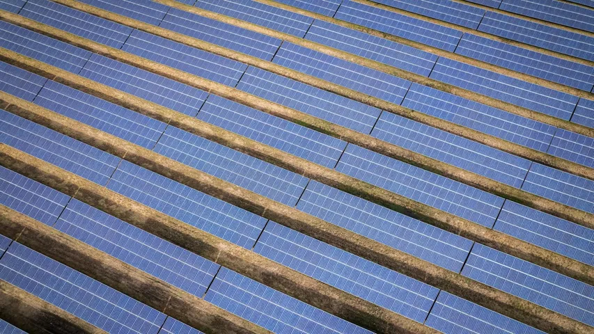 Tata Power Renewable’s hybrid FDRE project integrates solar, wind, and storage to reduce over 1 million tons of CO₂ emissions yearly. 