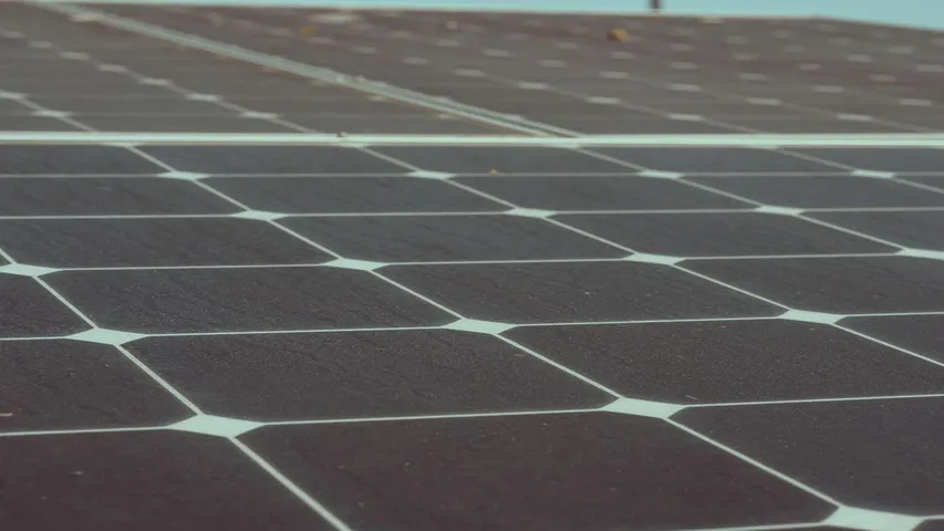 The 29.99 MW CGPP solar project used bifacial modules and trackers, aiming to avoid 55,380 tons of CO₂ each year.  