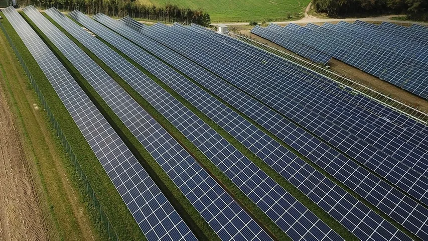 Over 6,710 tons of CO₂ emissions have been estimated to be avoided annually through Safeer’s solar project for Golden Chicken. 