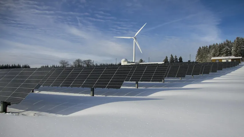 The 250 MW of solar wind battery projects progressed alongside Amphilochia storage under TERNA ENERGY and Masdar. 