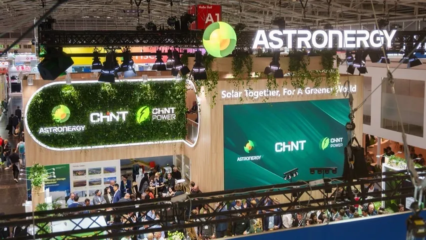 ASTRO N7s modules were spotlighted for passing TÜV-certified load and hail impact tests during the exhibition. 