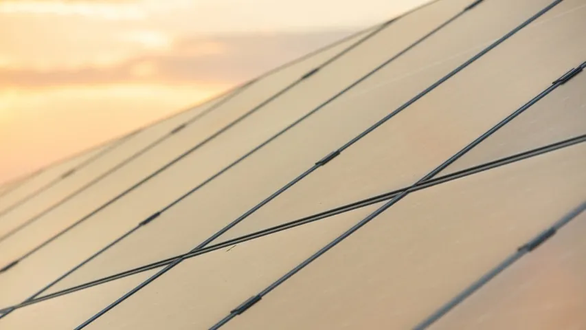 The project piloted hybrid solar and storage technology and was projected to cut 1.357 million tons of CO₂ annually in Egypt. 