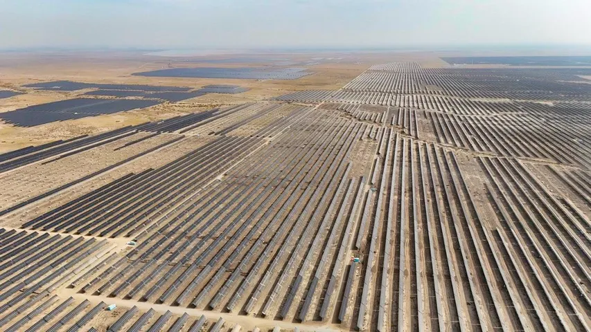 The project is designed to generate 1.72 billion kWh annually and reduce 1.424 million tons of CO₂ emissions. 