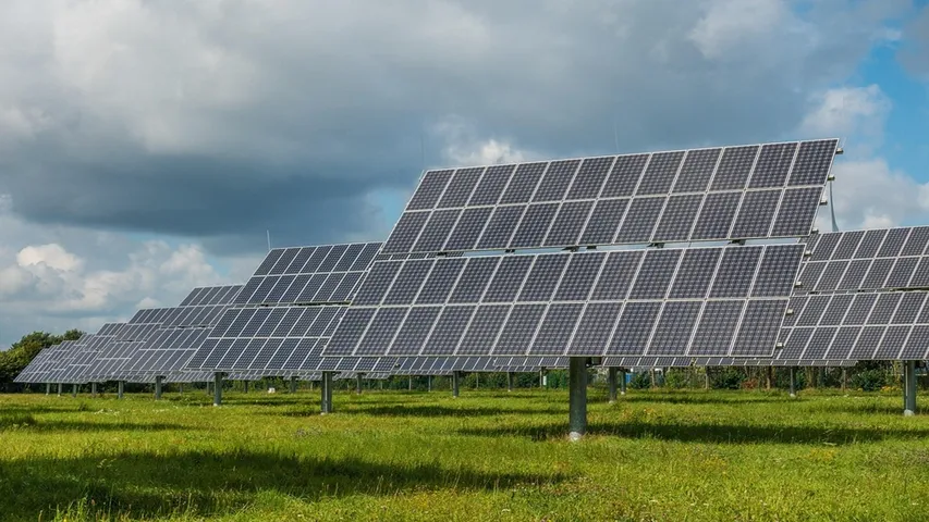 The project has installed 400,000 bifacial panels with trackers, involving 14 firms and generating local employment across the Sevilla region. 