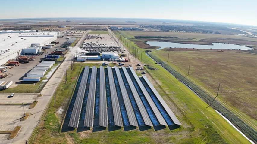 Daikin Texas Technology Park used bifacial panels to power chilled and hot water systems and support grid supply. 