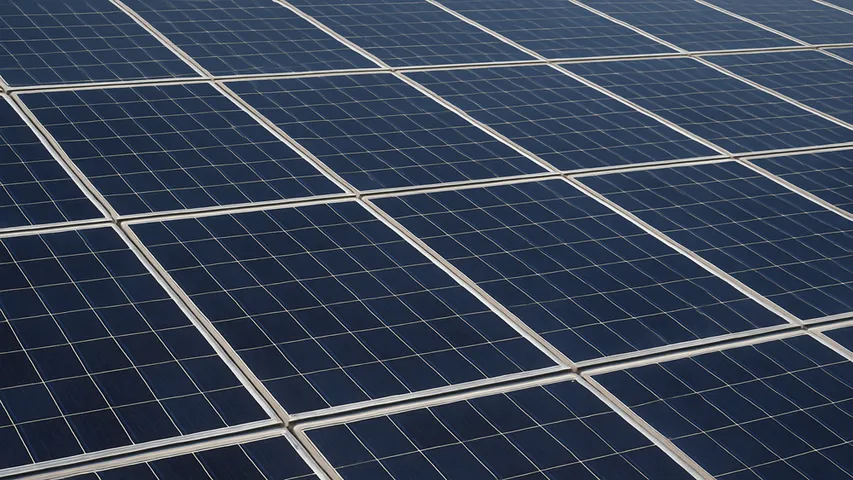 Top 10 solar module makers including Jinko, JA Solar, LONGi, Canadian Solar, Trina shipped 500 GW in 2024 but posted $4B losses amid pricing pressure. 