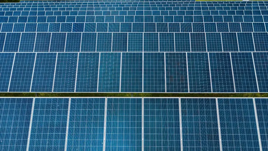 The Coordenadas Institute study highlights how solar-focused mid-sized firms are reshaping Europe’s clean energy landscape with diversified strategies. 