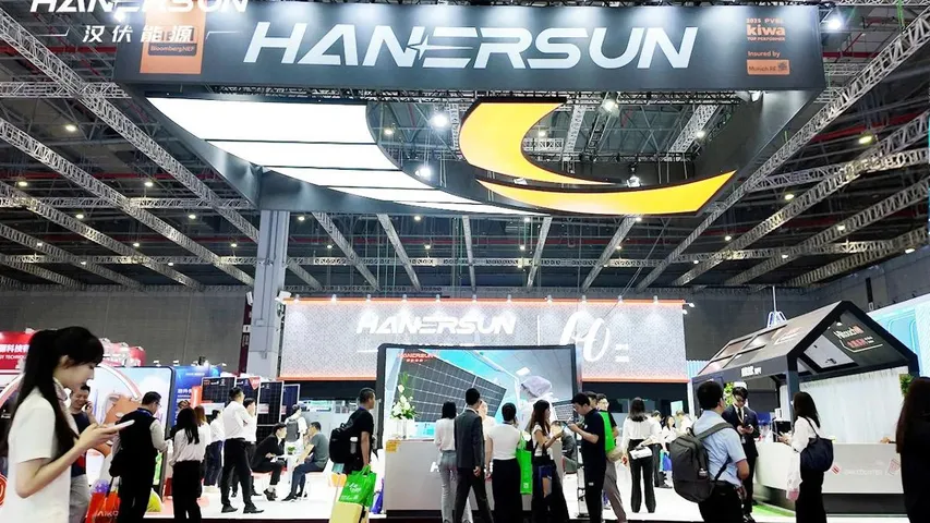 Hanersun has introduced two lightweight modules including a 9 kg flexible model for balconies and curved surfaces. 