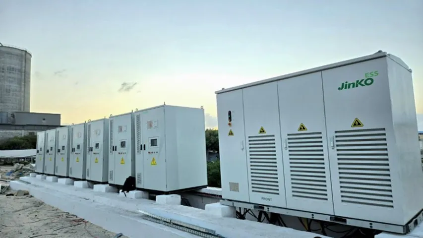 Sungiga ESS units and JinkoSolar PV modules have been installed as part of a hybrid energy system at Somali clinics.