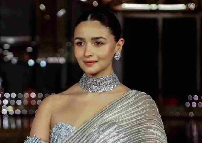 Alia Bhatt Looks Radiant In White As She Leaves for Filmfare Awards In Gujarat.