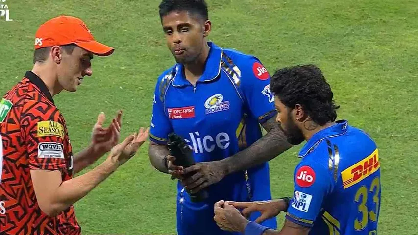 Pat Cummins Spotted Talking About His Finger Injury, Shocks Hardik Pandya and Surya Kumar Yadav