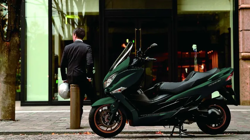 2025 Suzuki Burgman 400 Unveiled in Europe with New Sporty Colors