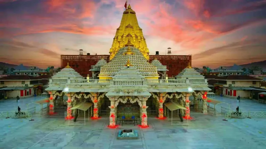 Navratri 2025 Travel Guide: Temples, Garba Nights & Vrat-Special Food