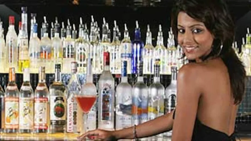 शराब बेचती महिलाएं 