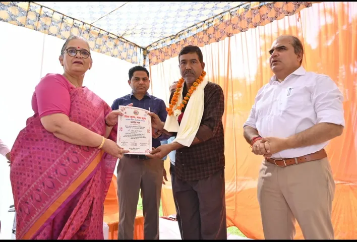 कर्मचारियों को सम्मानित करती लखनऊ mahapaur