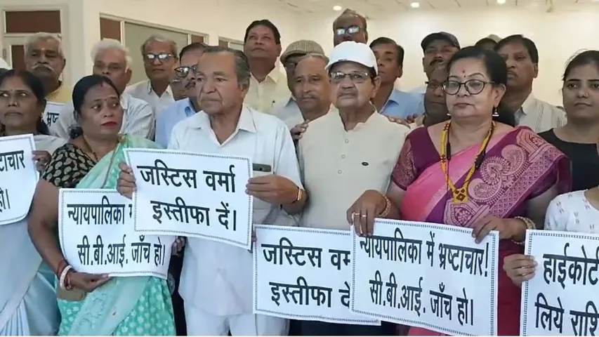 जबलपुर में जस्टिस वर्मा के खिलाफ प्रदर्शन