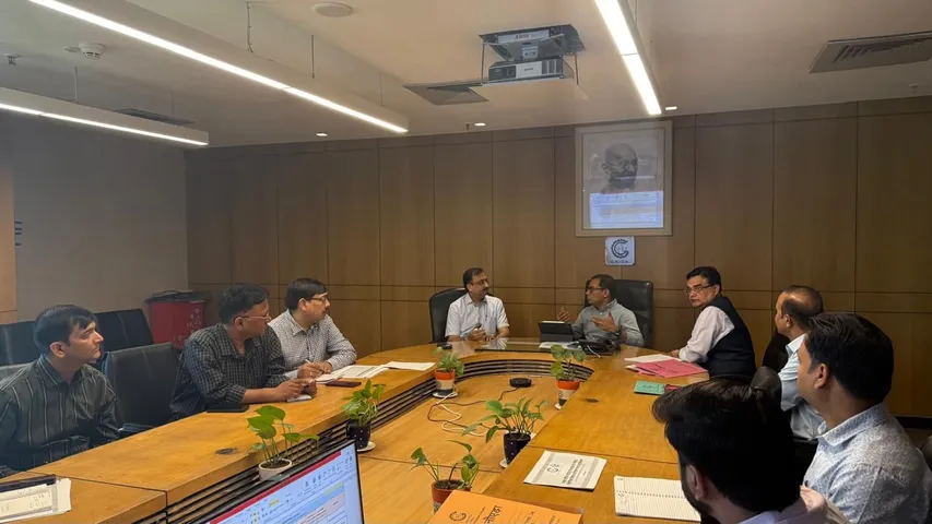 Greater Noida में अफसरों के साथ बैठक में दिए गए निर्देश, उद्योग नहीं लगाने वालों के भूखंड आवंटन होंगे रद्द 