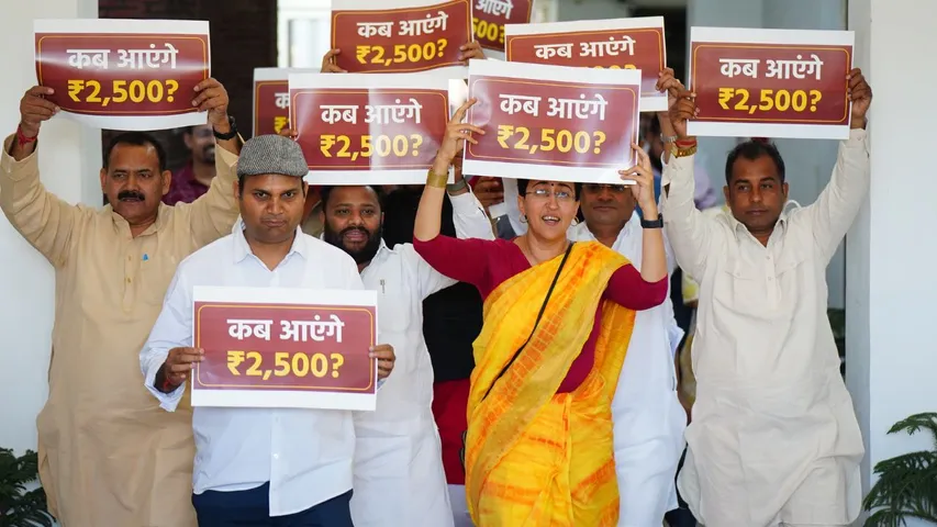 Delhi Assembly में जबरदस्त हंगामा और प्रदर्शन