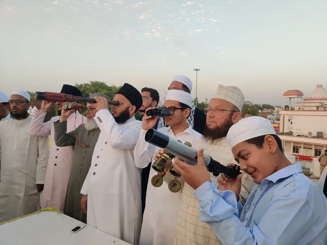 चांद देखते मौलाना खालिद रशीद 