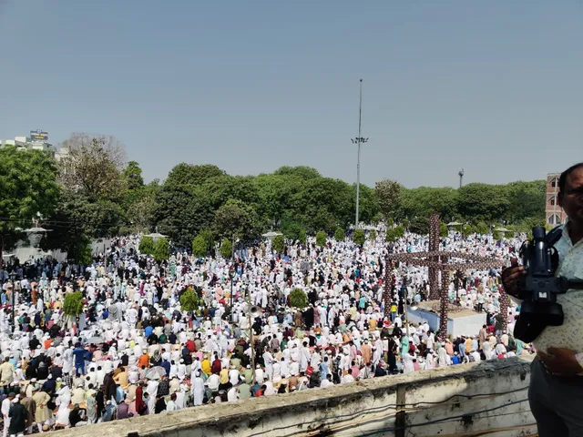 ईदगाह में नमाज़ अदा करते मुसलमान 