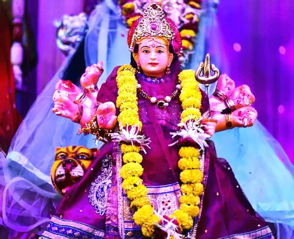  नवरात्रि के तीसरा दिन मां चंद्रघंटा की पूजा कर उन्हें प्रसन्न किया जाता है. माता चंद्रघंटा को कल्याणकारी और शांतिदायक का रूप मानते हैं. 