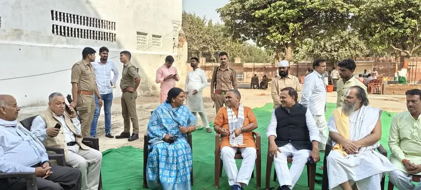 संघ कार्यालय में मौजूद लोग