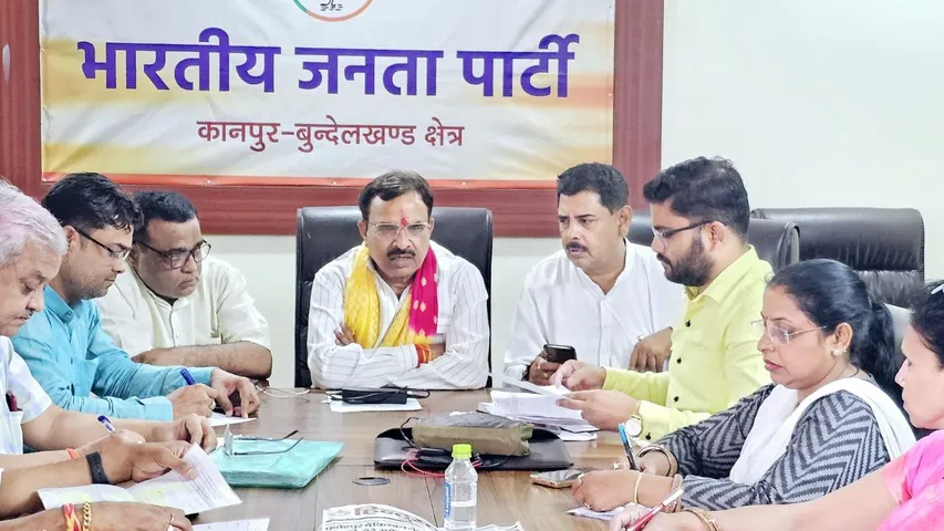 बैठक को संबोधित करते कानपुर बुंदेलखंड क्षेत्र के अध्यक्ष प्रकाश पाल।
