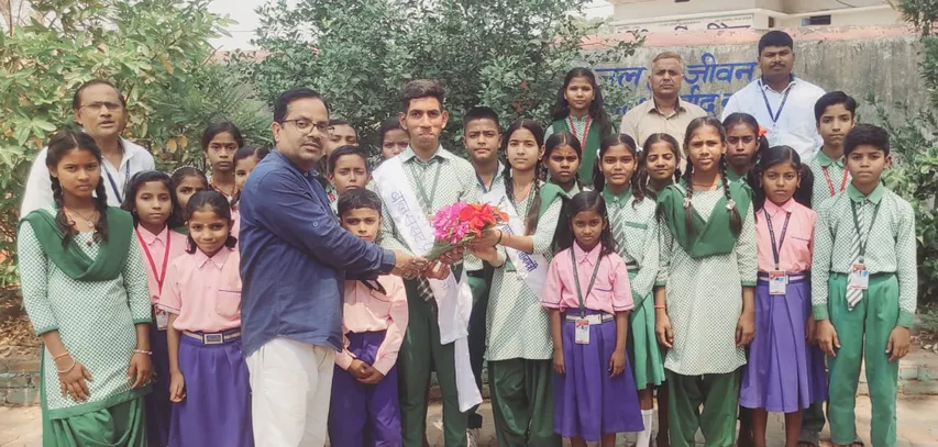 बाल संसद का स्वागत करते हैं प्रधानाध्यापक