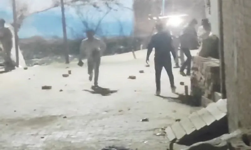  दो पक्षों में विवाद, पथराव 