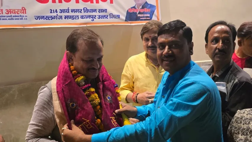 जनसंपर्क के दौरान भाजपा सांसद रमेश अवस्थी का स्वागत करते पार्टी के नेता मनोज बाजपेयी, साथ में हैं सुरेश अवस्थी व अन्य।