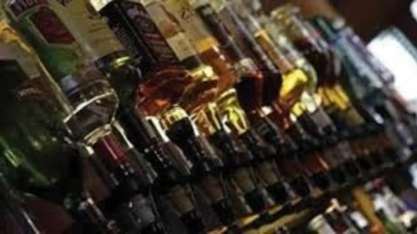 जीएसटी टीम ने कंटेनर में शराब की पेटियां पकड़ी हैं। 