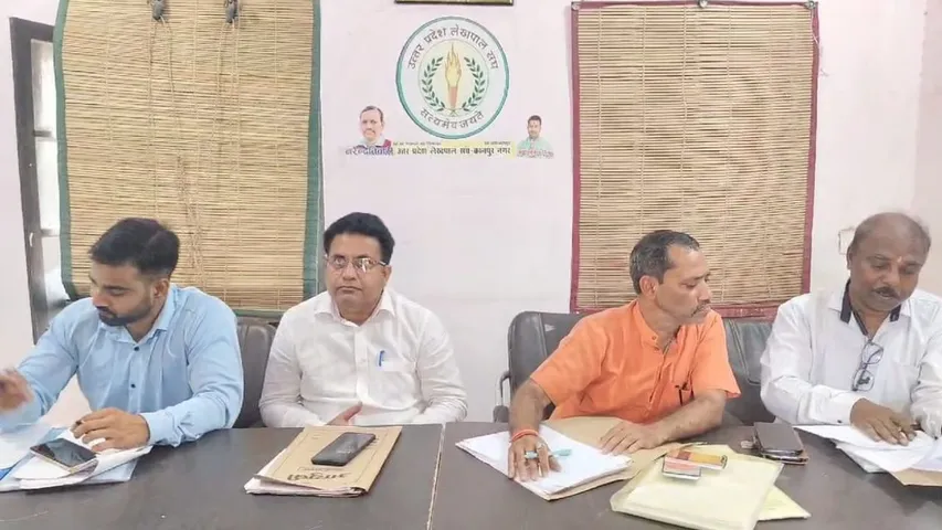 आंदोलन के बारे में बताते लेखपाल संघ के जिलाध्यक्ष नरेंद्र कुमार तिवारी।