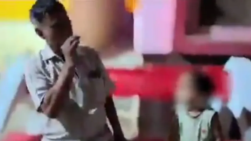 इलाज के लिए आए बच्चे को सरकारी डॉक्टर ने पिलाई सिगरेट, एफआईआर हुआ दर्ज 