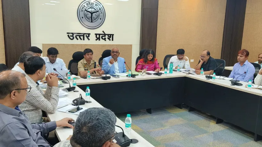 जिलाधिकारी की बैठक में मौजूद अधिकारी।