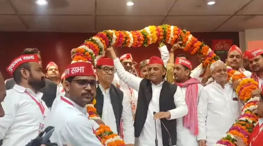 सपा कार्यालय पर अखिलेश 