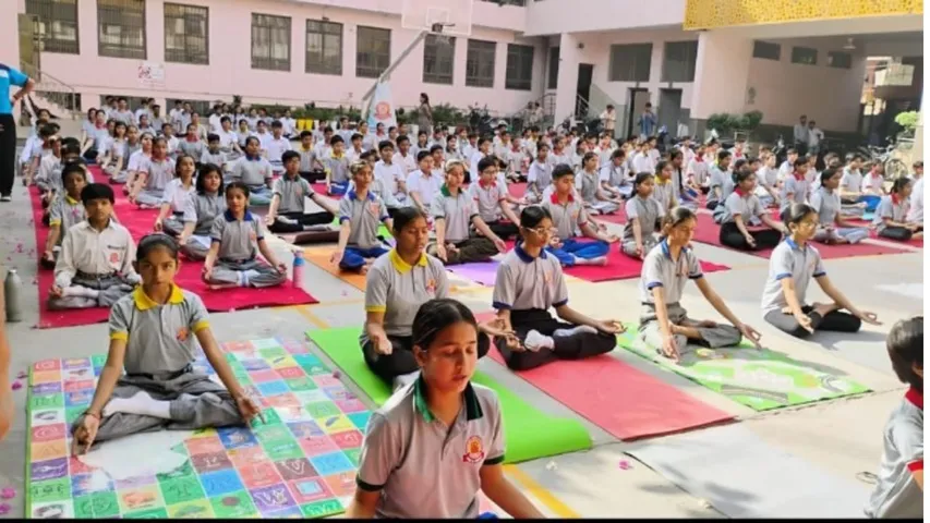 भागीरथ स्कूल में योग शिविर 