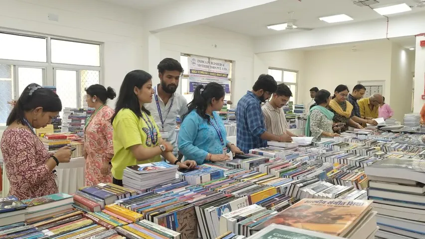सीएसजेएमयू में पुस्तक मेला लगा।  