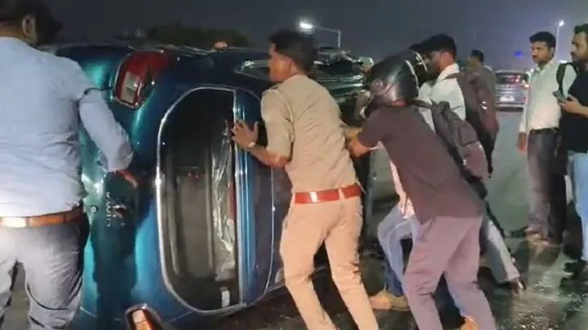 नोएडा एलिवेटेड रोड पर पलटी कार, बाल- बाल बचीं महिलाएं, वीडियो वायरल 