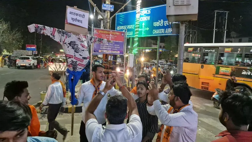 प्रदर्शन करते विद्यार्थी परिषद के कार्यकर्ता।